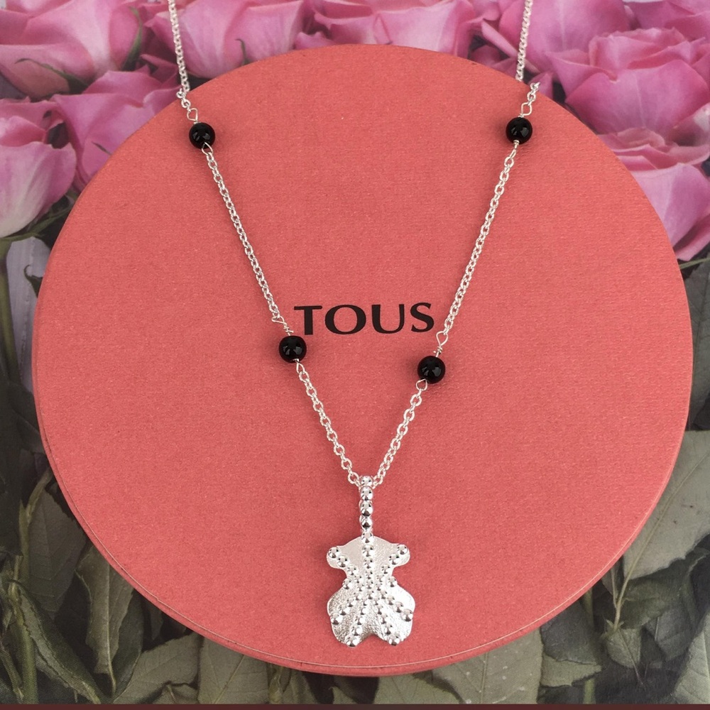 Grain short silver, and bear motif necklace